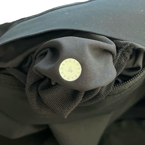 lululemon Rain Seeker Jacket Vintage 2018 Black Waterproof Removable Hood size 4 - Picture 4 of 6